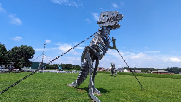 Giant dinosaur skeleton sculptures, Benton & Sons in Pikeville.